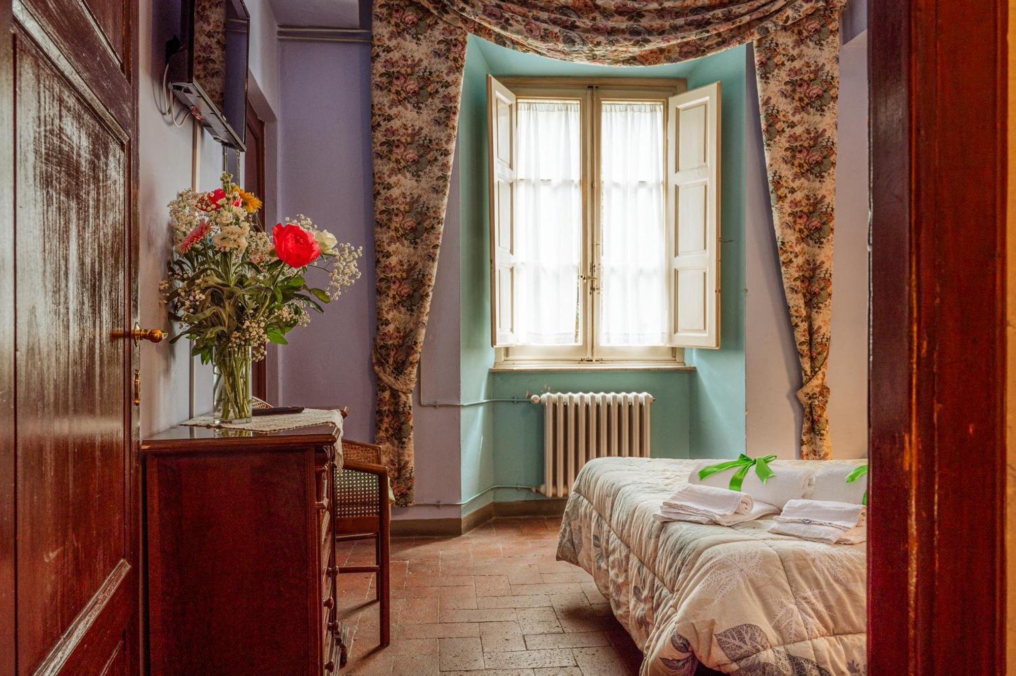 Antica Casa Dei Rassicurati Bed and Breakfast Montecarlo Eksteriør billede