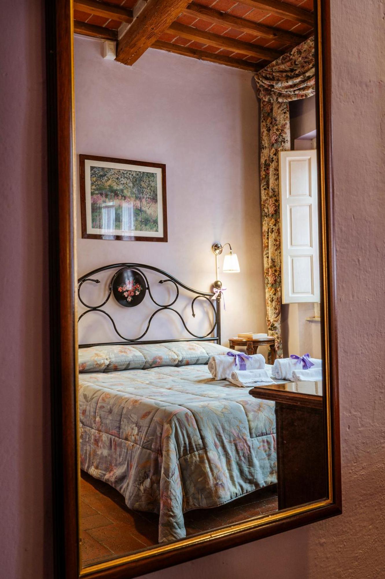 Antica Casa Dei Rassicurati Bed and Breakfast Montecarlo Eksteriør billede