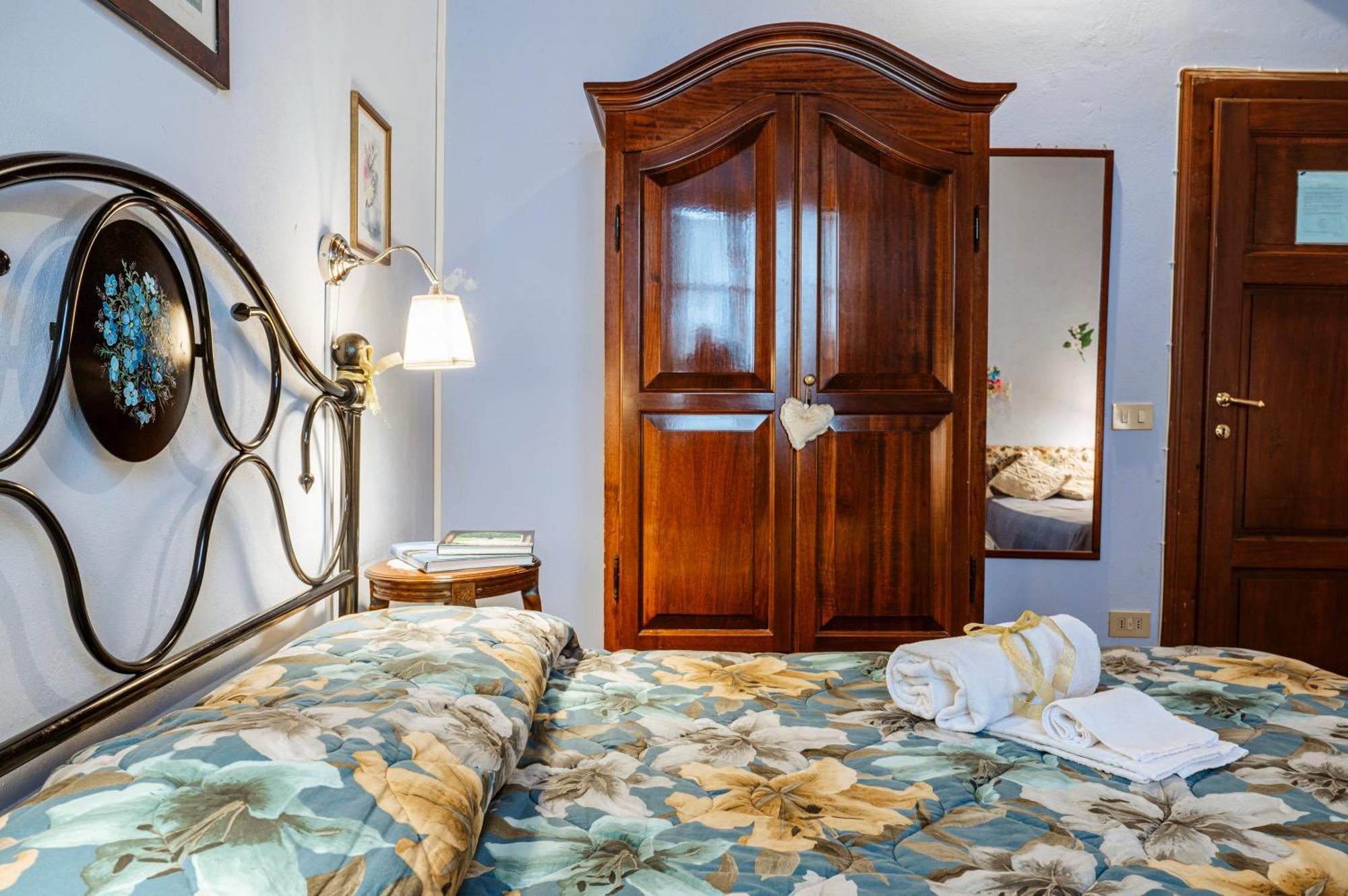 Antica Casa Dei Rassicurati Bed and Breakfast Montecarlo Eksteriør billede